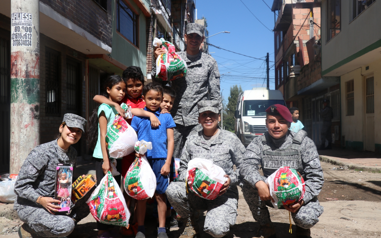 Entrega regalos Fuerza Aérea Colombiana en el territorio nacional. Operación Gratitud 2022