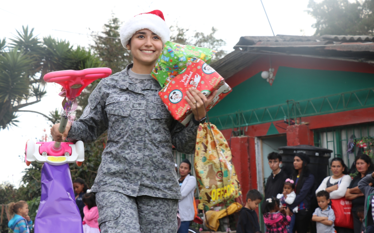 Entrega regalos Fuerza Aérea Colombiana en el territorio nacional. Operación Gratitud 2022