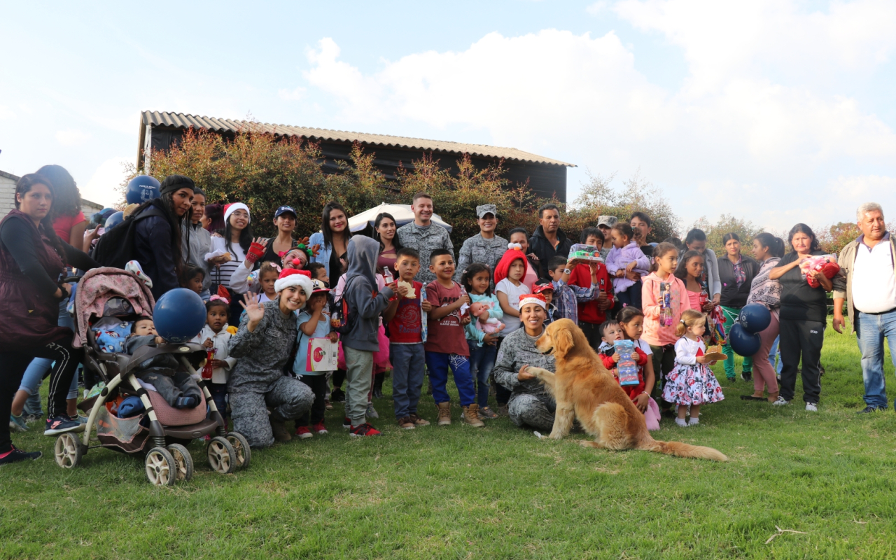 Entrega regalos Fuerza Aérea Colombiana en el territorio nacional. Operación Gratitud 2022