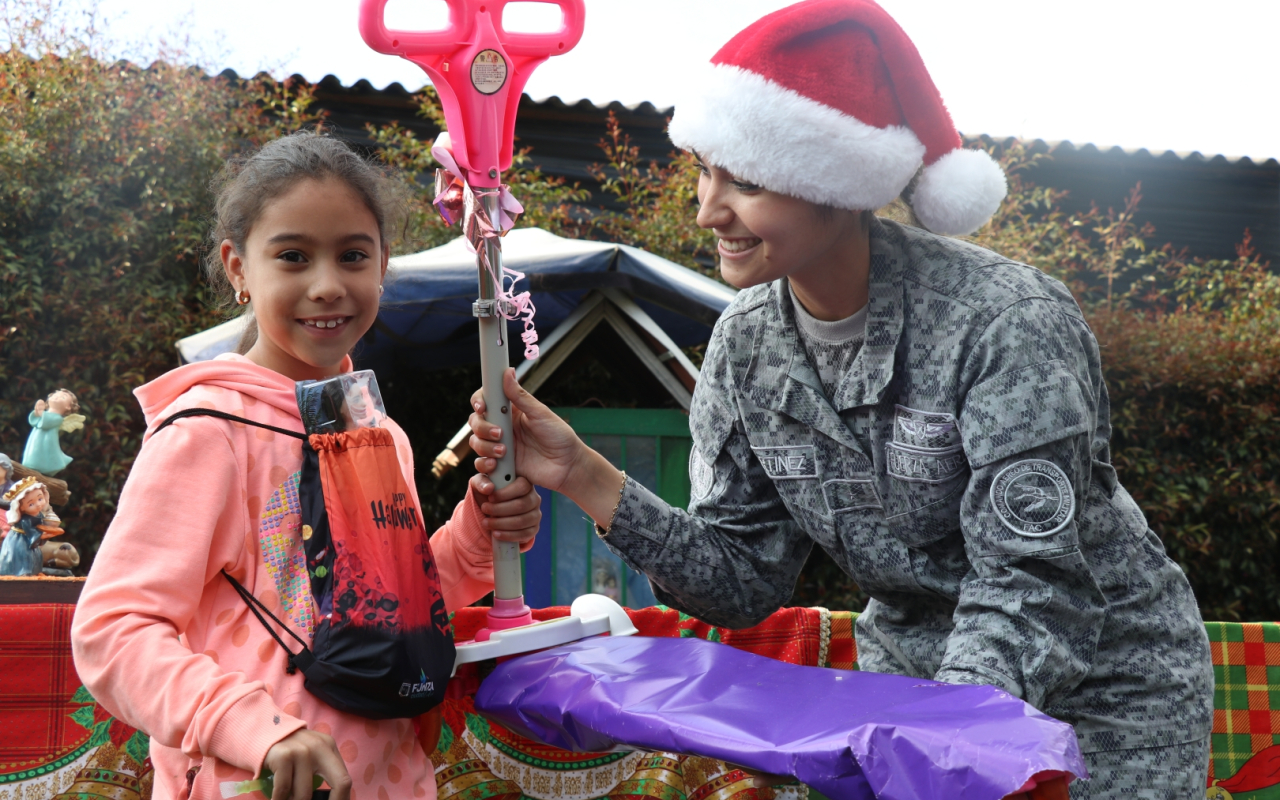 Entrega regalos Fuerza Aérea Colombiana en el territorio nacional. Operación Gratitud 2022