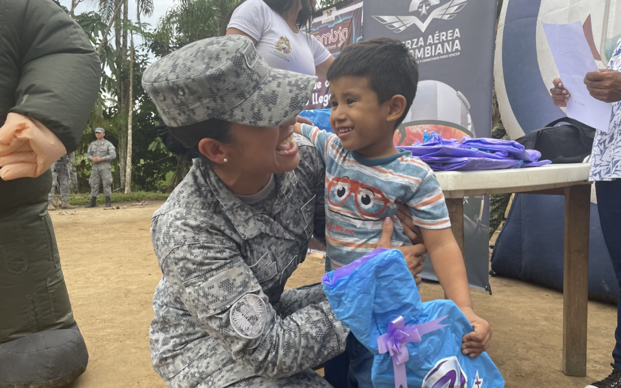 Entrega regalos Fuerza Aérea Colombiana en el territorio nacional. Operación Gratitud 2022