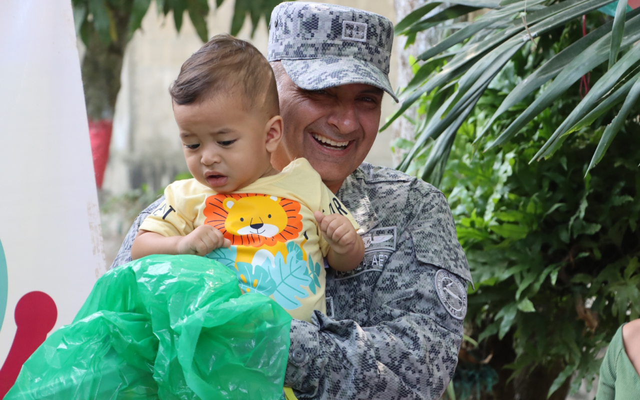 Entrega regalos Fuerza Aérea Colombiana en el territorio nacional. Operación Gratitud 2022