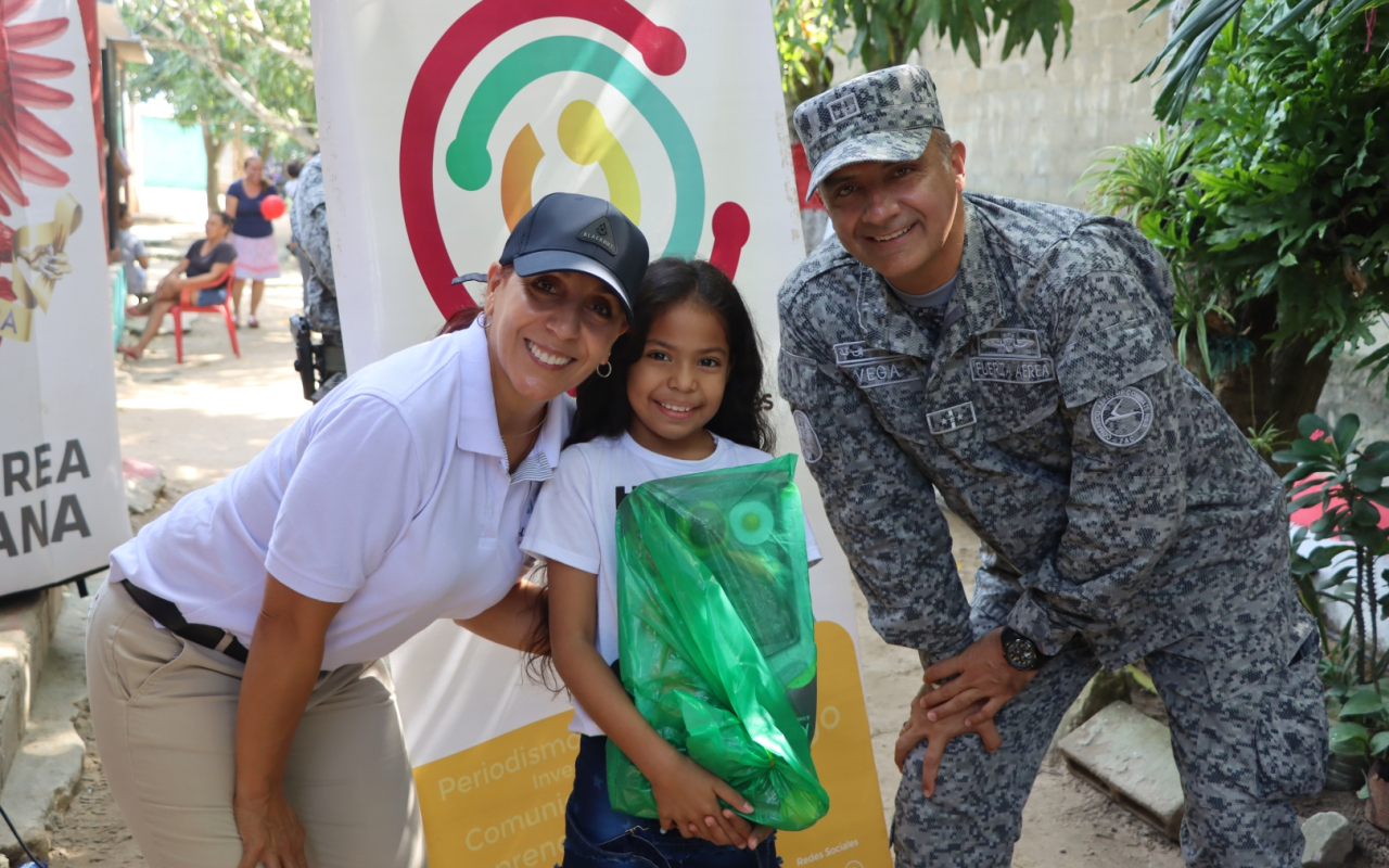 Entrega regalos Fuerza Aérea Colombiana en el territorio nacional. Operación Gratitud 2022