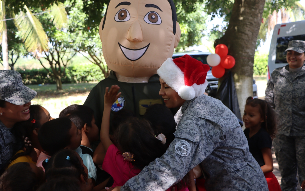 Entrega regalos Fuerza Aérea Colombiana en el territorio nacional. Operación Gratitud 2022