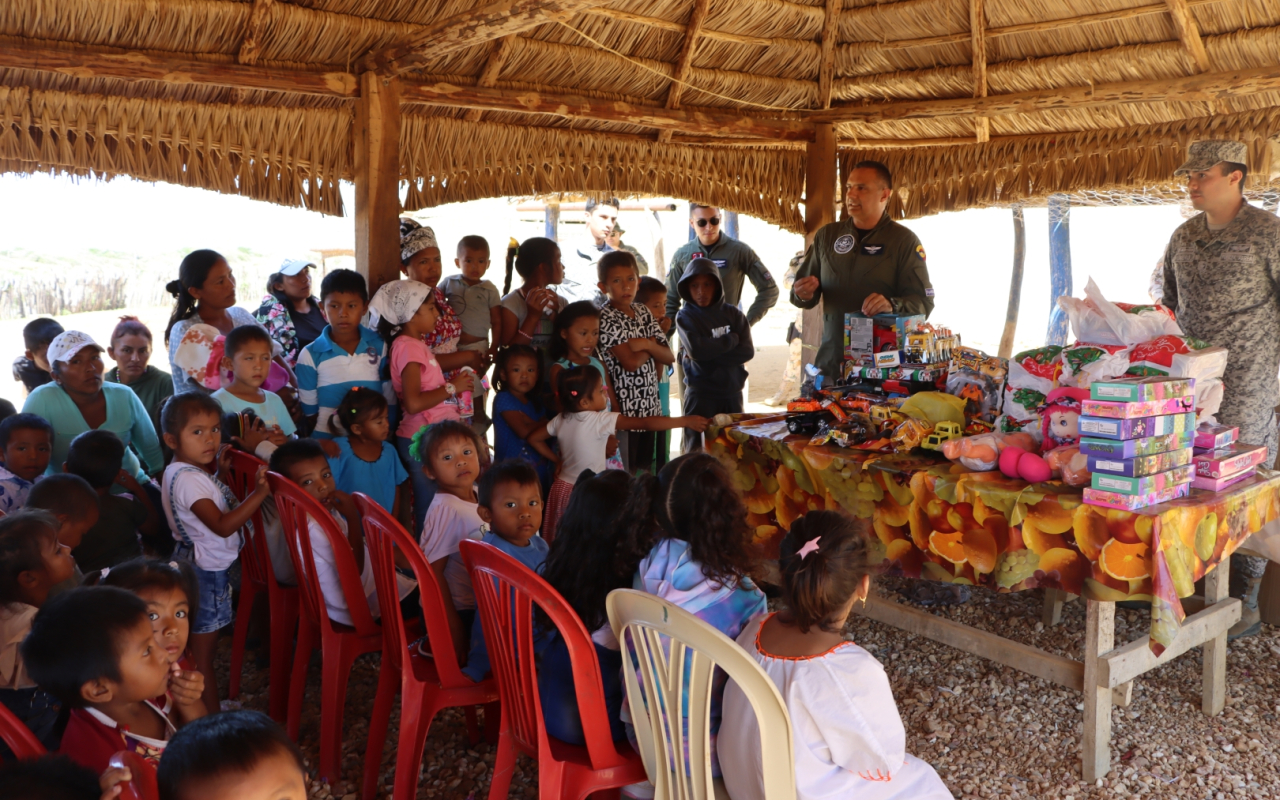 #GaleríaFAC La Operación Gratitud de su Fuerza Aérea Colombiana alegró los corazones de grandes y pequeños en todo el territorio nacional.  Las mejores imágenes aquí. 
