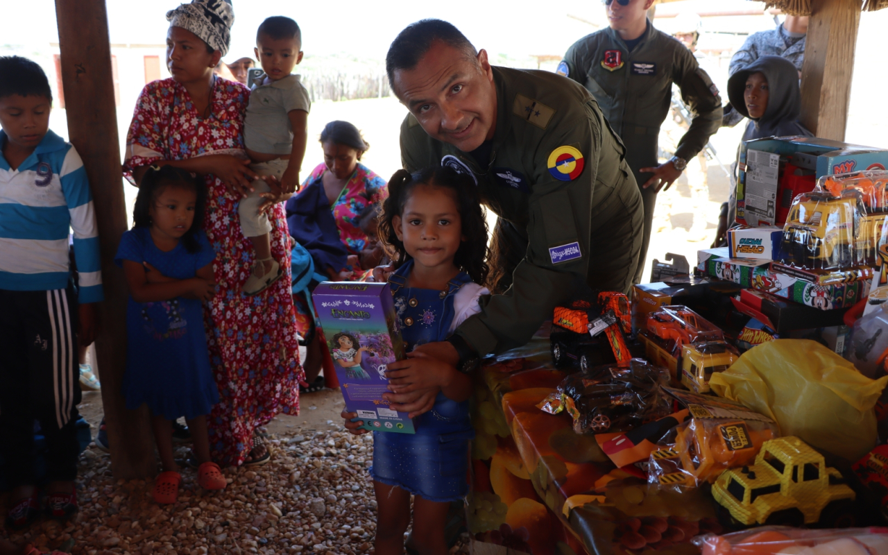 #GaleríaFAC La Operación Gratitud de su Fuerza Aérea Colombiana alegró los corazones de grandes y pequeños en todo el territorio nacional.  Las mejores imágenes aquí. 