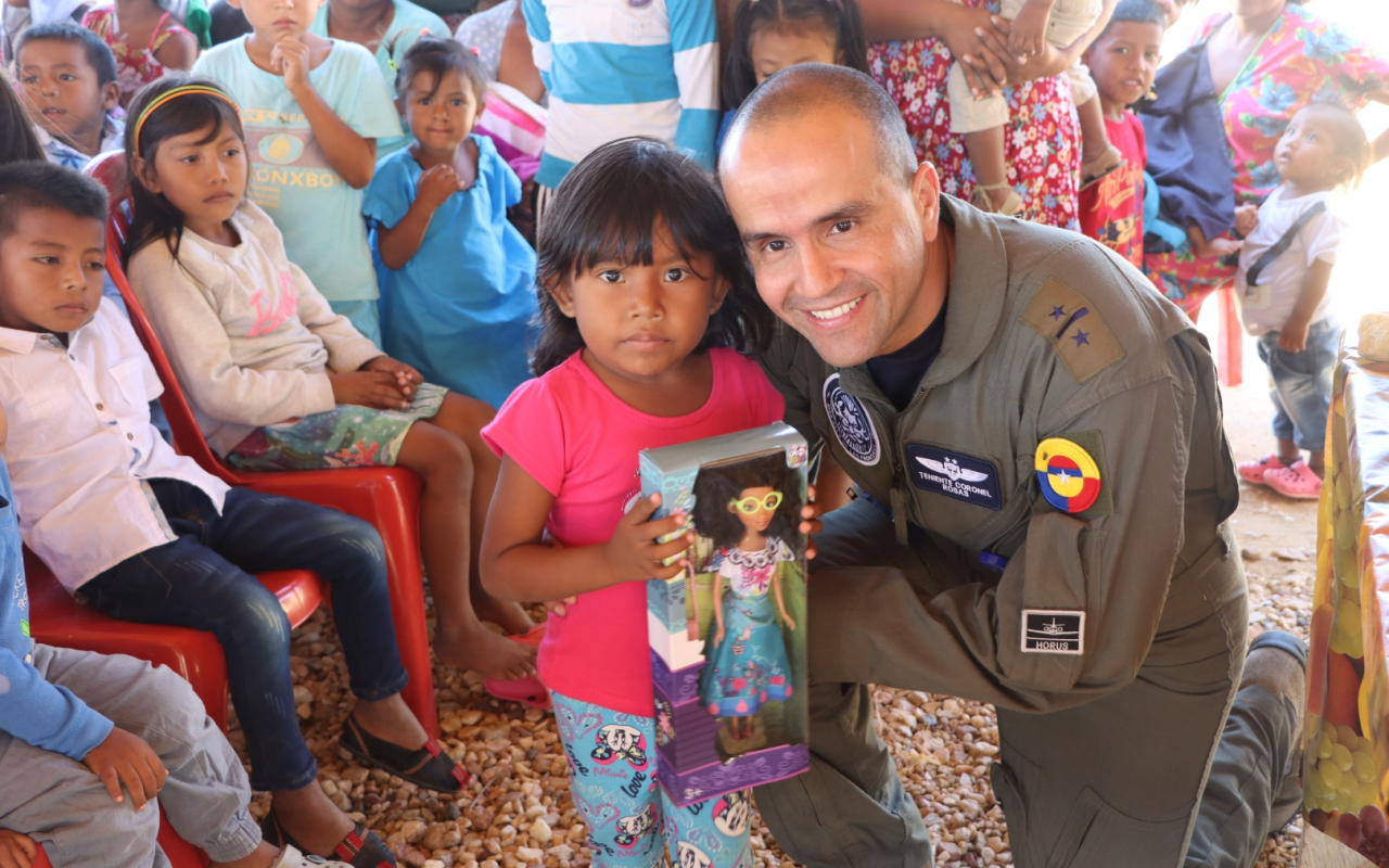 #GaleríaFAC La Operación Gratitud de su Fuerza Aérea Colombiana alegró los corazones de grandes y pequeños en todo el territorio nacional.  Las mejores imágenes aquí. 