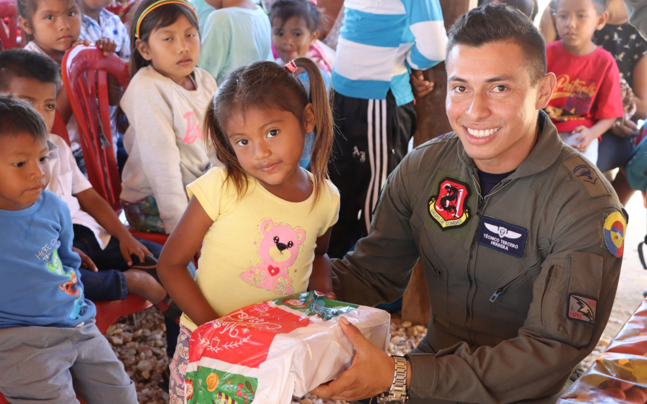 #GaleríaFAC La Operación Gratitud de su Fuerza Aérea Colombiana alegró los corazones de grandes y pequeños en todo el territorio nacional.  Las mejores imágenes aquí. 