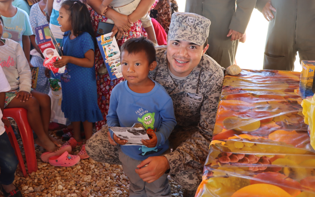 #GaleríaFAC La Operación Gratitud de su Fuerza Aérea Colombiana alegró los corazones de grandes y pequeños en todo el territorio nacional.  Las mejores imágenes aquí. 