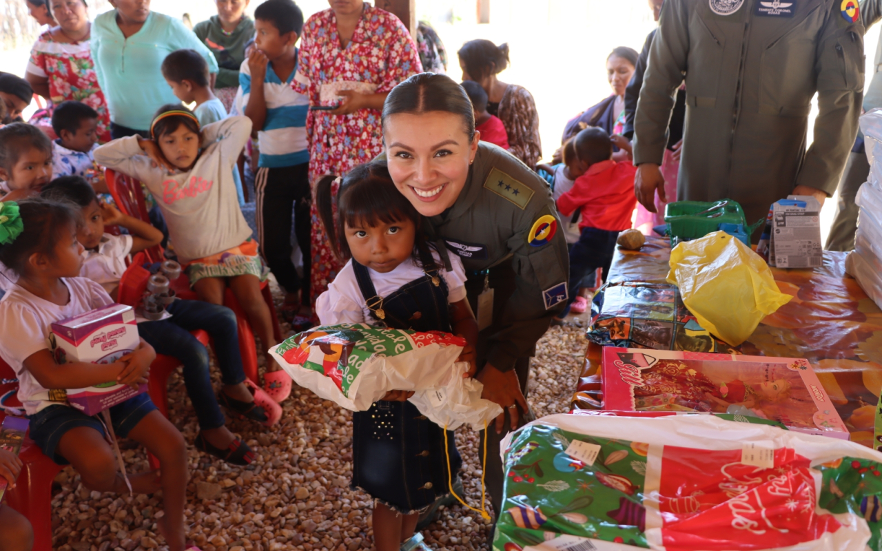 #GaleríaFAC La Operación Gratitud de su Fuerza Aérea Colombiana alegró los corazones de grandes y pequeños en todo el territorio nacional.  Las mejores imágenes aquí. 