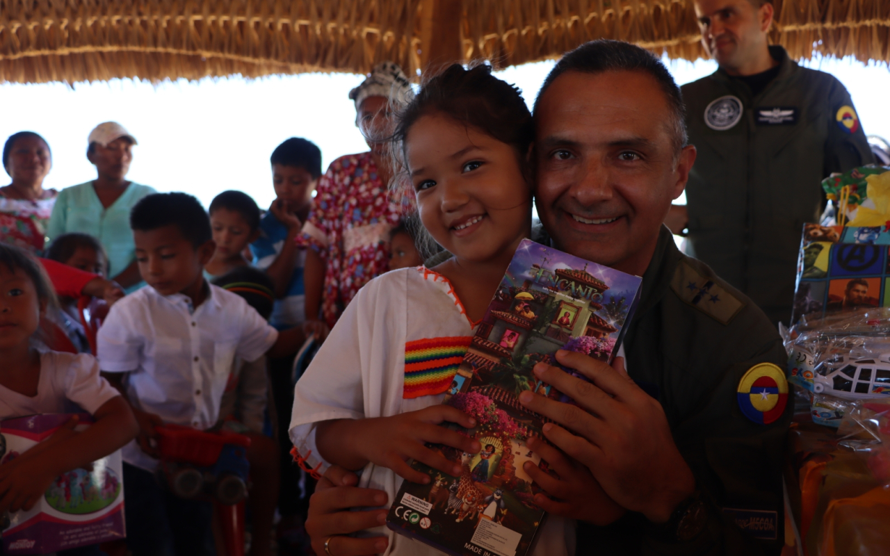 #GaleríaFAC La Operación Gratitud de su Fuerza Aérea Colombiana alegró los corazones de grandes y pequeños en todo el territorio nacional.  Las mejores imágenes aquí. 