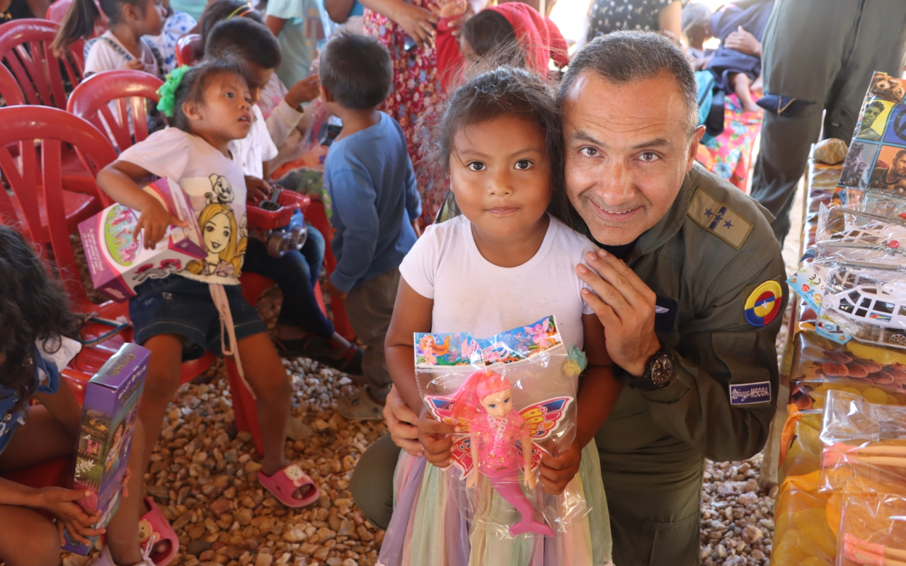 #GaleríaFAC La Operación Gratitud de su Fuerza Aérea Colombiana alegró los corazones de grandes y pequeños en todo el territorio nacional.  Las mejores imágenes aquí. 