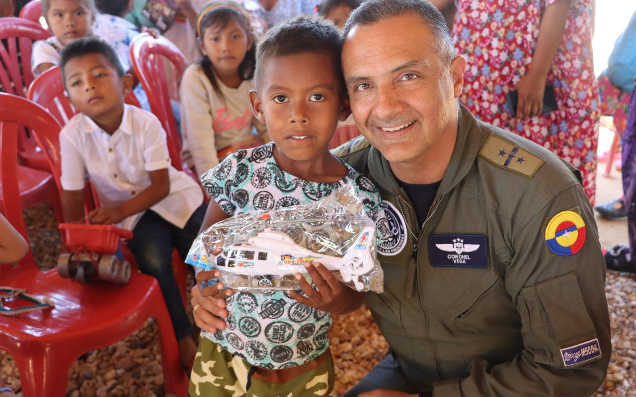 #GaleríaFAC La Operación Gratitud de su Fuerza Aérea Colombiana alegró los corazones de grandes y pequeños en todo el territorio nacional.  Las mejores imágenes aquí. 