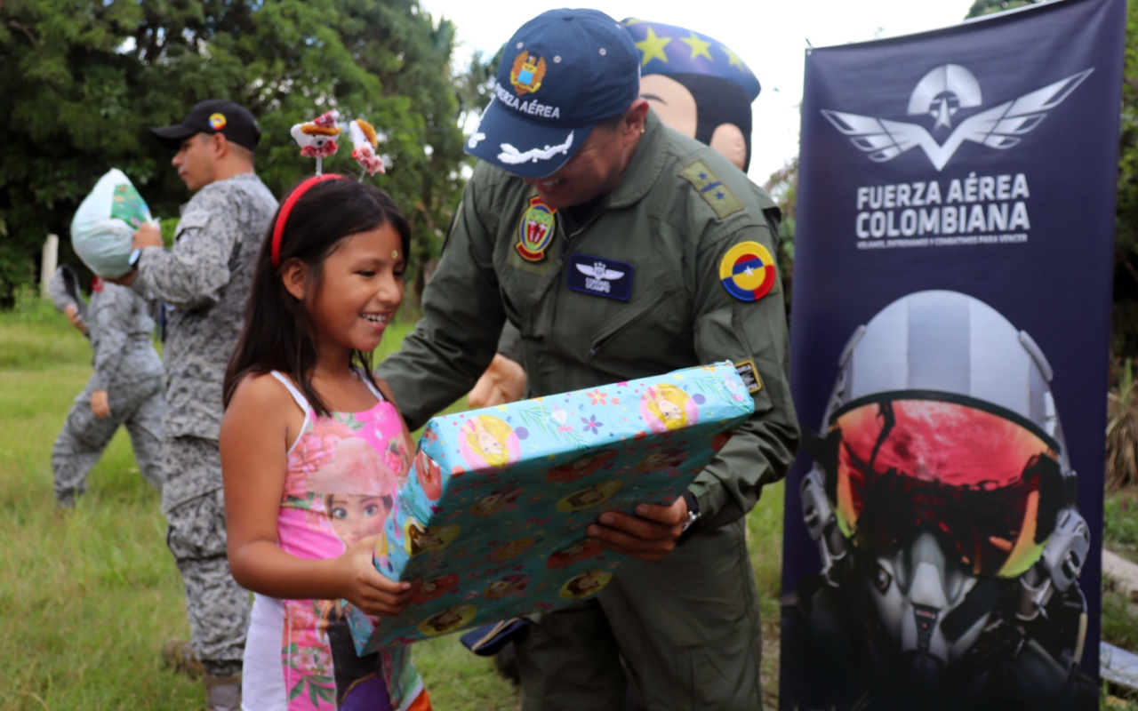 Entrega regalos Fuerza Aérea Colombiana en el territorio nacional. Operación Gratitud 2022