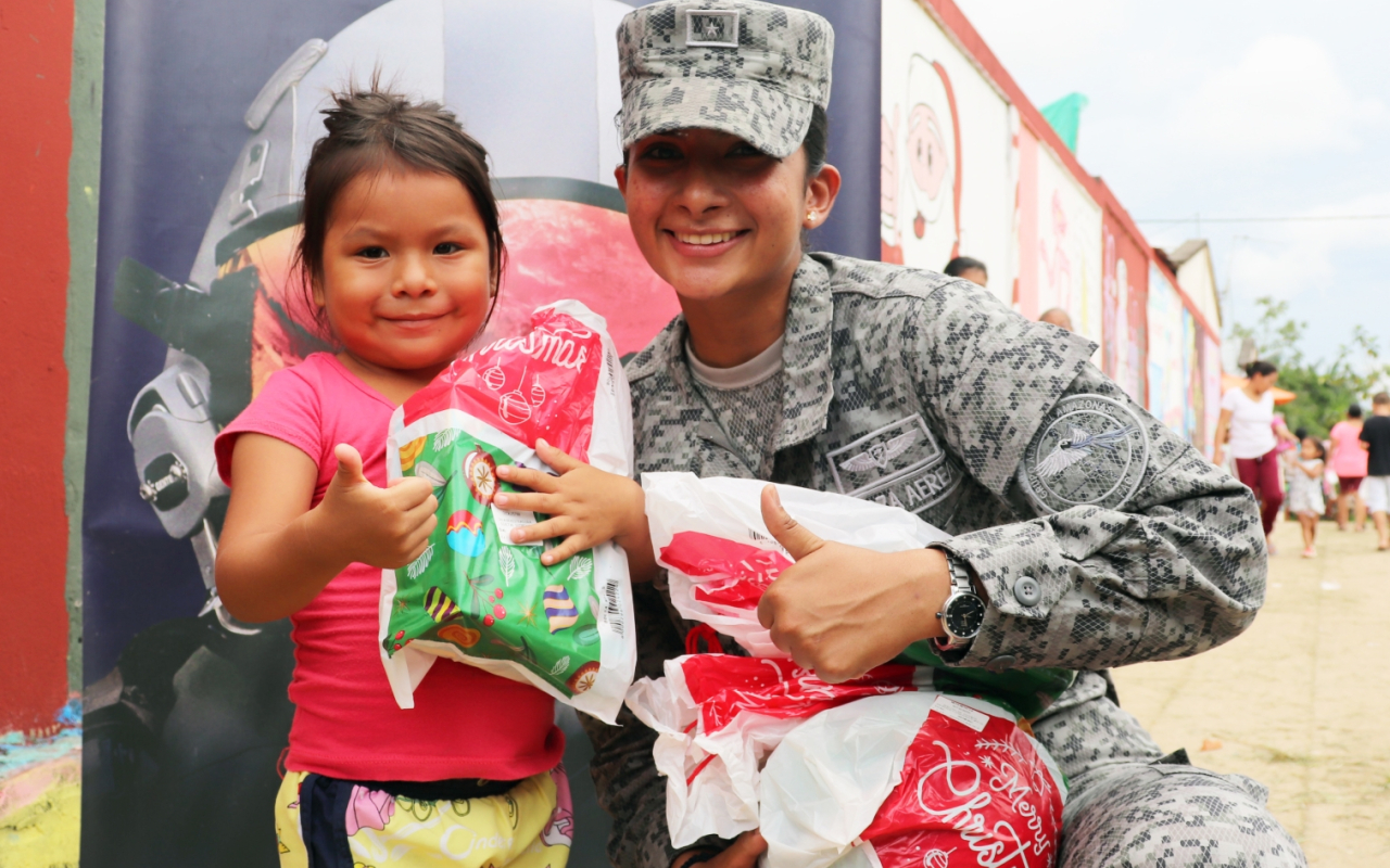 Entrega regalos Fuerza Aérea Colombiana en el territorio nacional. Operación Gratitud 2022