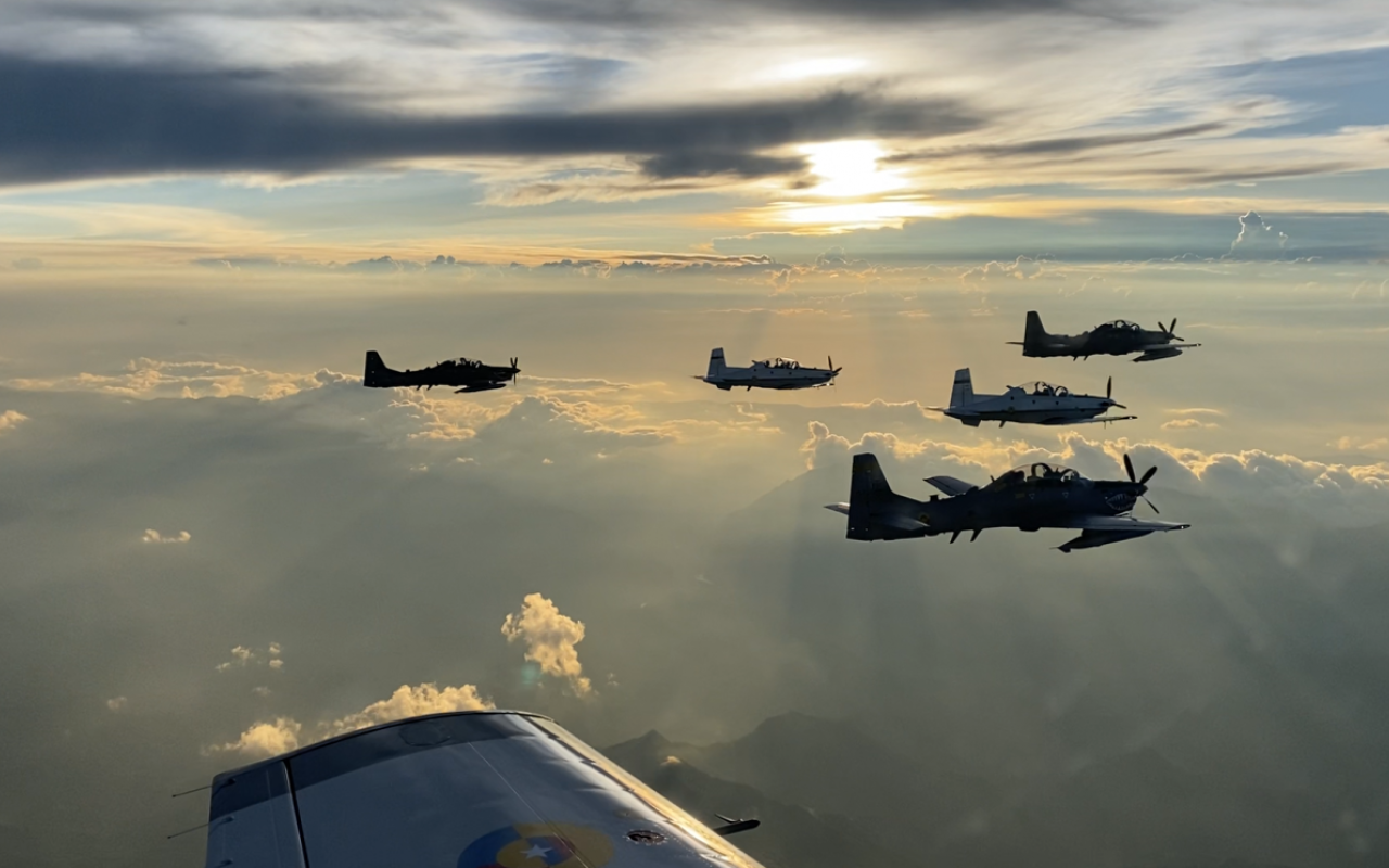 Aeronaves T-6 y A-29 en revista aérea conmemoración 102 años FAC