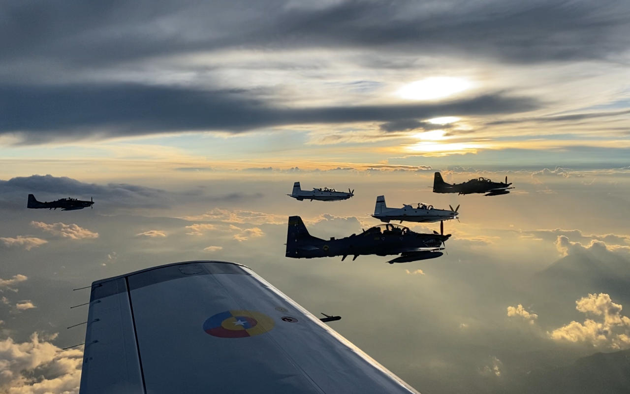 Aeronaves T-6 y A-29 en revista aérea conmemoración 102 años FAC