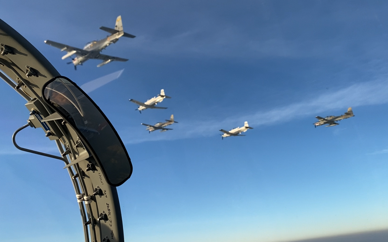 Aeronaves T-6 y A-29 en revista aérea conmemoración 102 años FAC