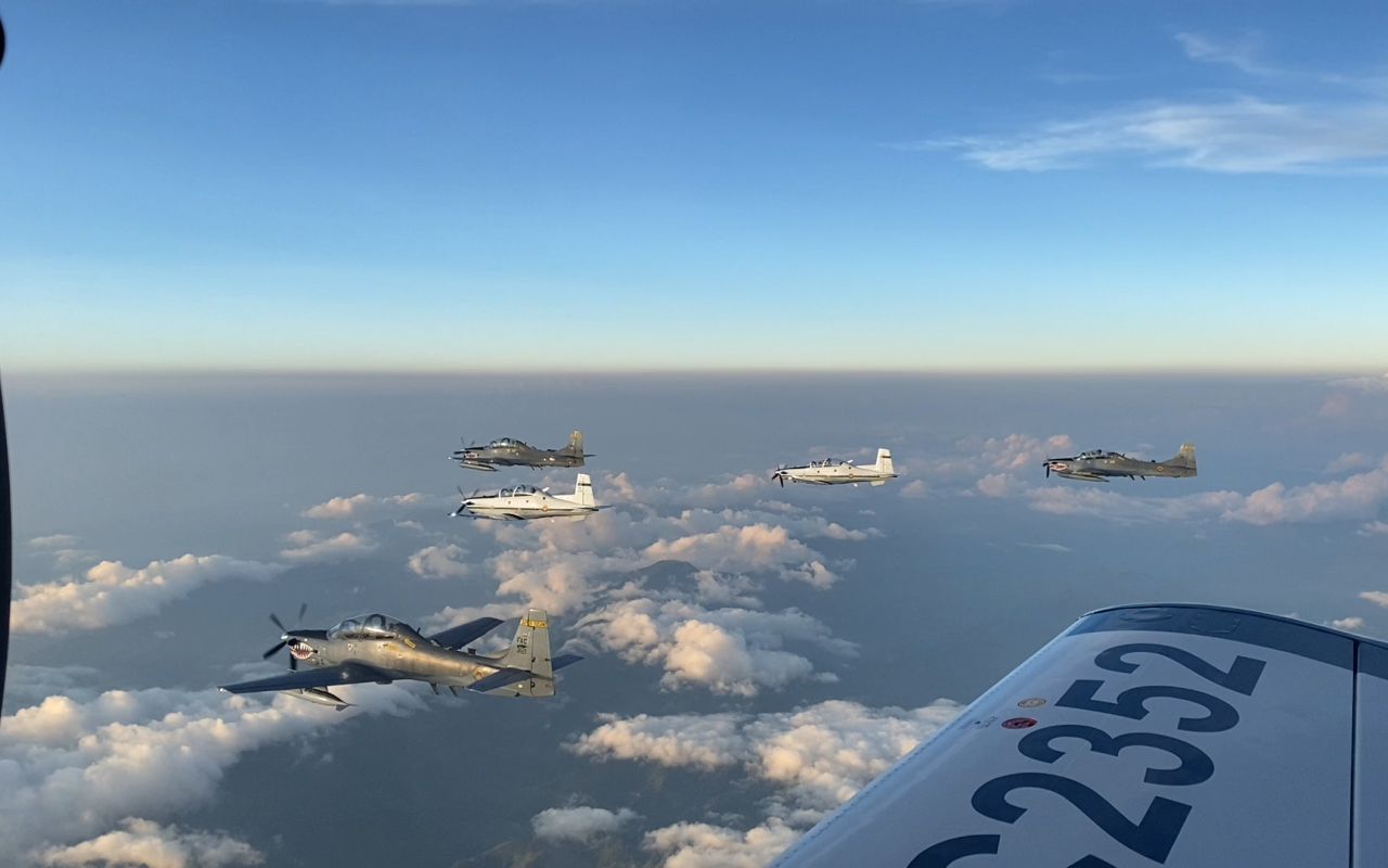 Aeronaves T-6 y A-29 en revista aérea conmemoración 102 años FAC
