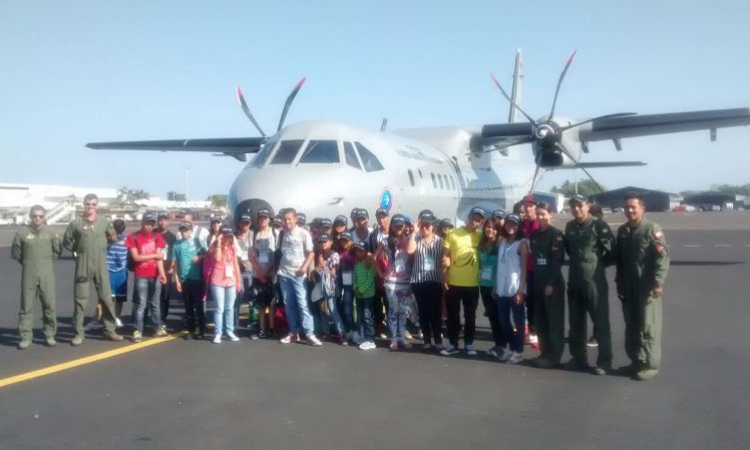 Fuerza Aérea Colombiana cumple el sueño de 35 niños del ICBF 