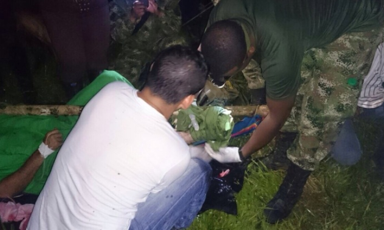 Fuerza Aérea Colombiana salva la vida de campesino herido por artefacto explosivo 