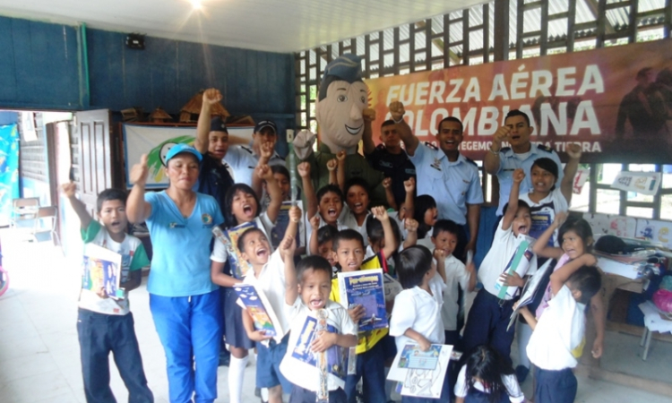 Fuerza Aérea Colombiana lleva alegría a población infantil indígena en el mes de la Niñez