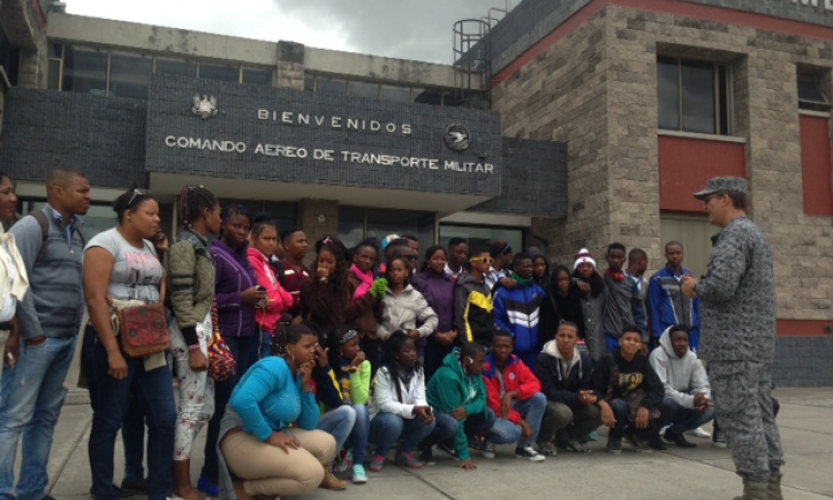 Los sueños de 35 estudiantes del Chocó llegaron a Bogotá a bordo de un avión de la Fuerza Aérea