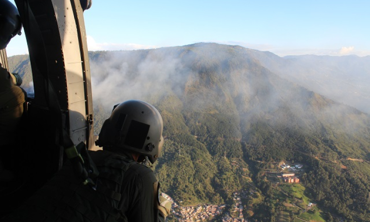 Fuerza Aérea Colombiana apoya labores de extinción de incendio Medellín
