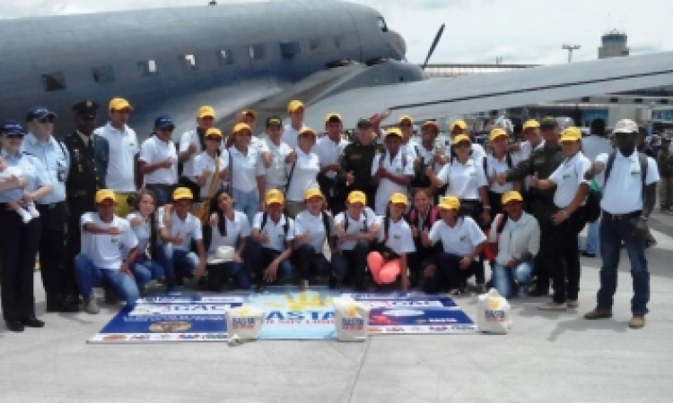 Un día diferente vivieron 24 jóvenes del Vichada en la F-Air-2015