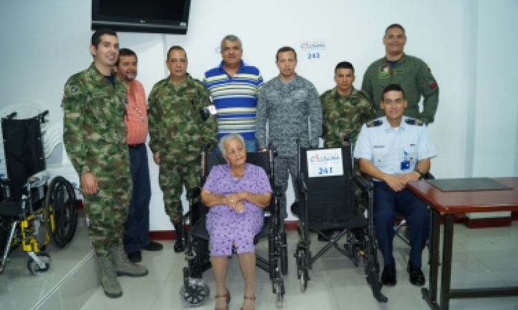 Sillas de ruedas para miembros de la Fuerza Aérea Colombiana y familiares en condición de discapacidad