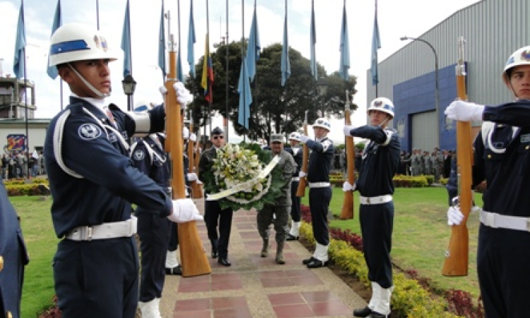 Homenaje a los héroes caídos en el Comando Aéreo de Mantenimiento