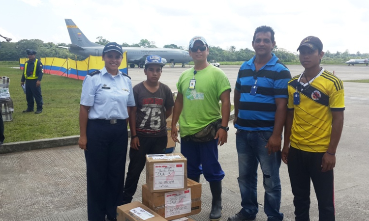 Fuerza Aérea Colombiana transporta libros en beneficio de Comunidades Indígenas del Amazonas