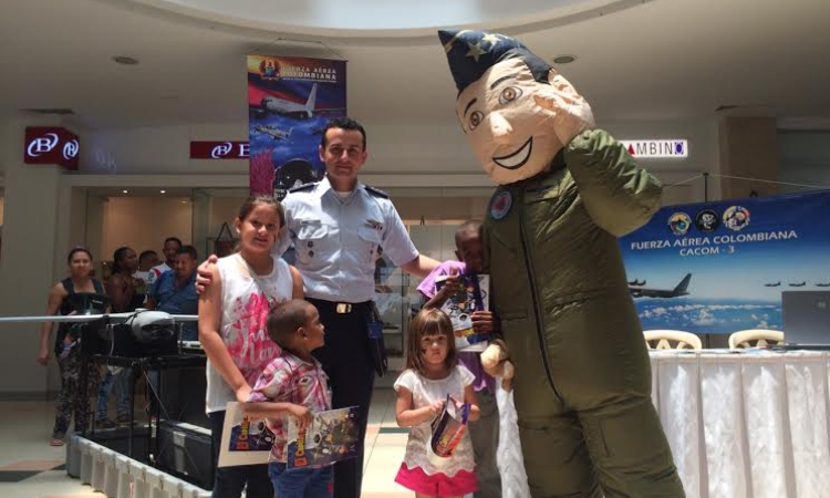 Militares del CACOM-3 entregaron alegria a los niños barranquilleros durante Fiesta Patria