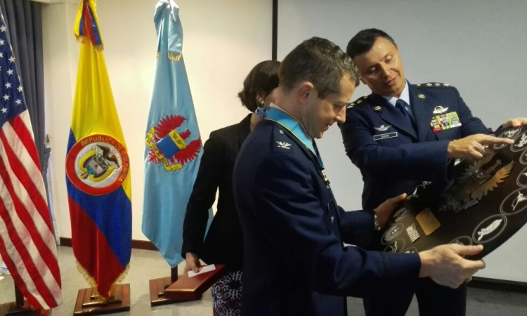 Fuerza Aérea rinde homenaje de despedida al  Jefe de la Misión Aérea de la USAF