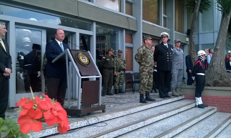 Ministro de Defensa saluda a integrantes de las Fuerzas Militares y de Policía