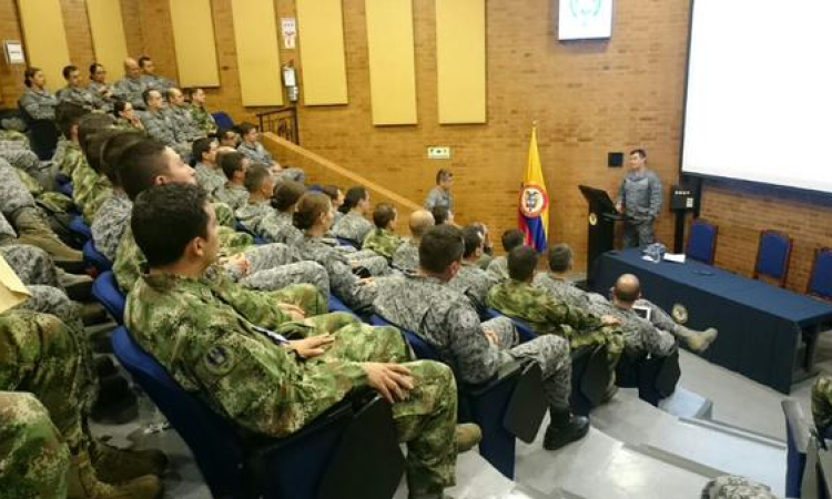 Des Officiers des Cours de Promotion reçoivent une conférence par le Commandant de la Force Aérienne 