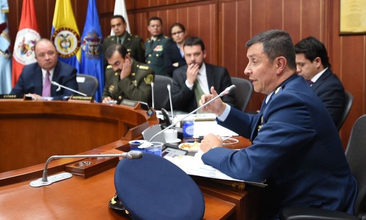 Commandant de la Force Aérienne Colombienne assiste au Sénat