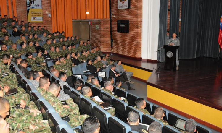 Des Officiers du Cours des Hauts Études Militaires reçoivent le Commandant de la Force Aérienne
