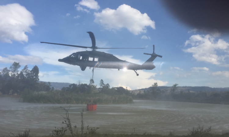 Force Aérienne continue les opérations de lutte contre l’incendie à Villa de Leyva