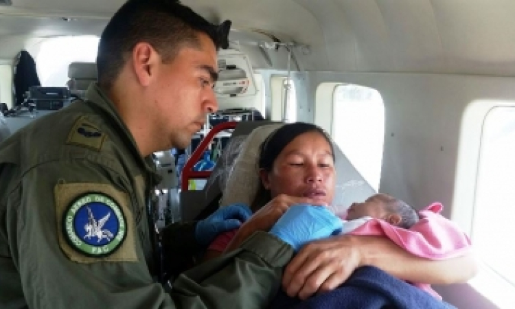 Fuerza Aérea salvó la vida de bebé indígena recién nacido 