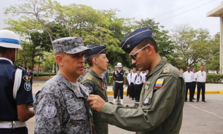 Oficiales y suboficiales de CACOM-3 reciben distintivos militares