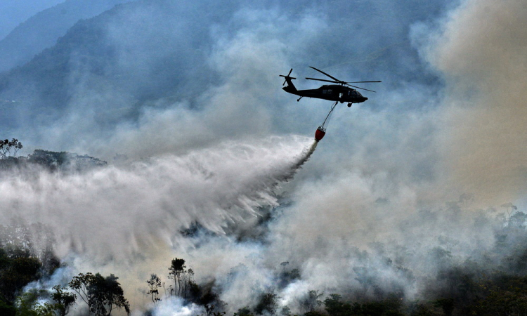 Force Aérienne Colombienne soutient le travail de lutte contre les incendies dans 15 départements