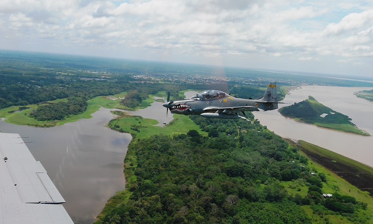 Fuerza Aérea Colombiana apoya a la Aeronáutica Civil en reparación de radar en el sur del país
