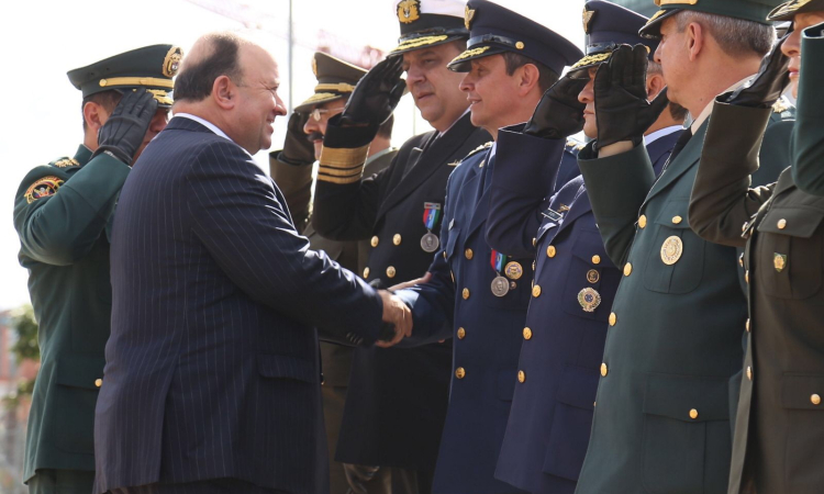 Comandante Fuerza Aérea es condecorado en el Día Nacional de los Derechos Humanos 