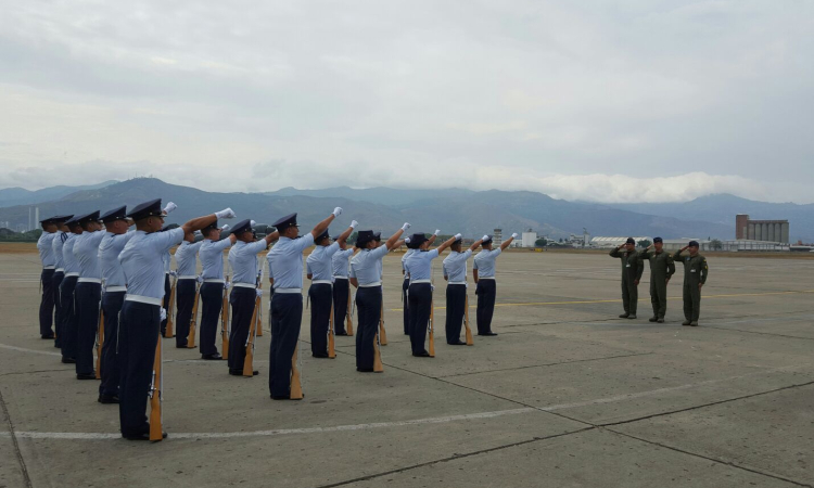Comandante de la Fuerza Aérea  visita la Base Aérea Marco Fidel Suárez  y el CACOM-7