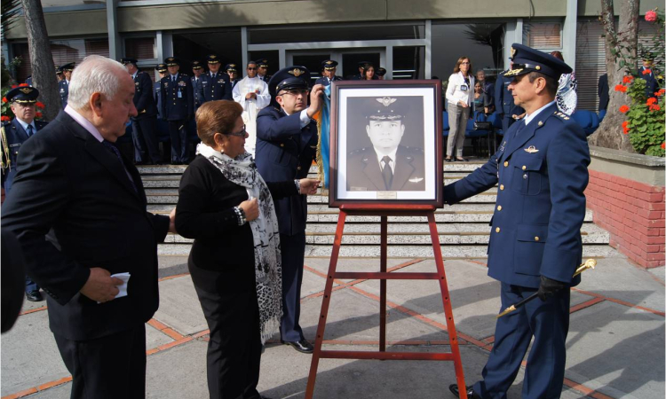 Commandant de la Force Aérienne préside un hommage