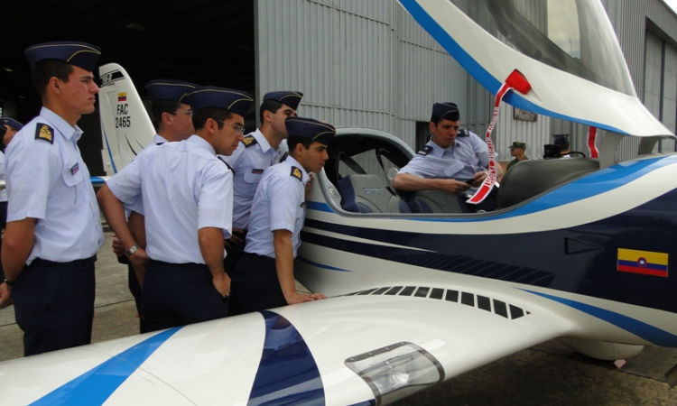 Fuerza Aérea de Chile visita el Comando Aéreo de Mantenimiento en Colombia