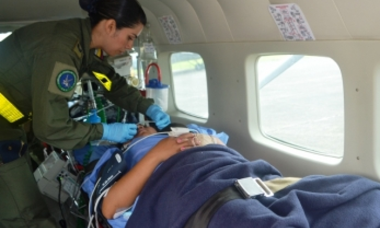 Mujer indígena en crítico estado de salud es trasladada por la Fuerza Aérea en el Meta