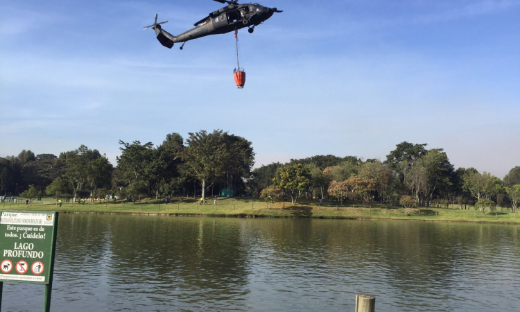 Fuerza Aérea apoya extinción de incendios en Bogotá 