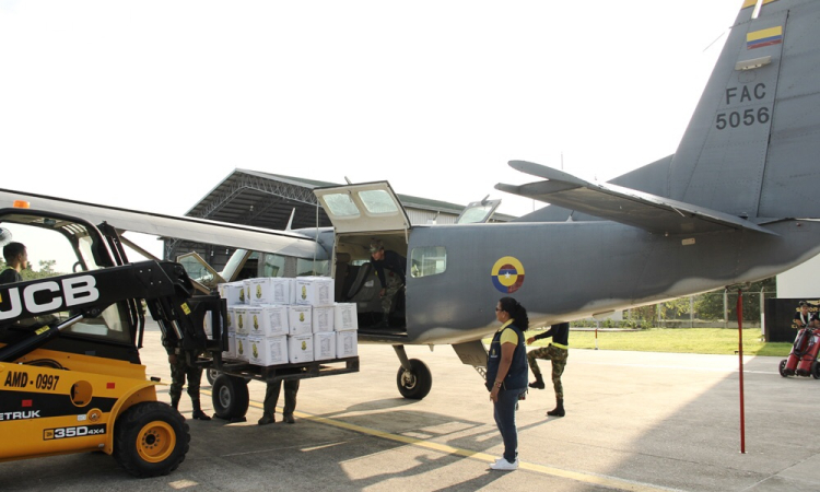 Fuerza Aérea Colombiana transporta ayuda humanitaria a población indígena en el Amazonas
